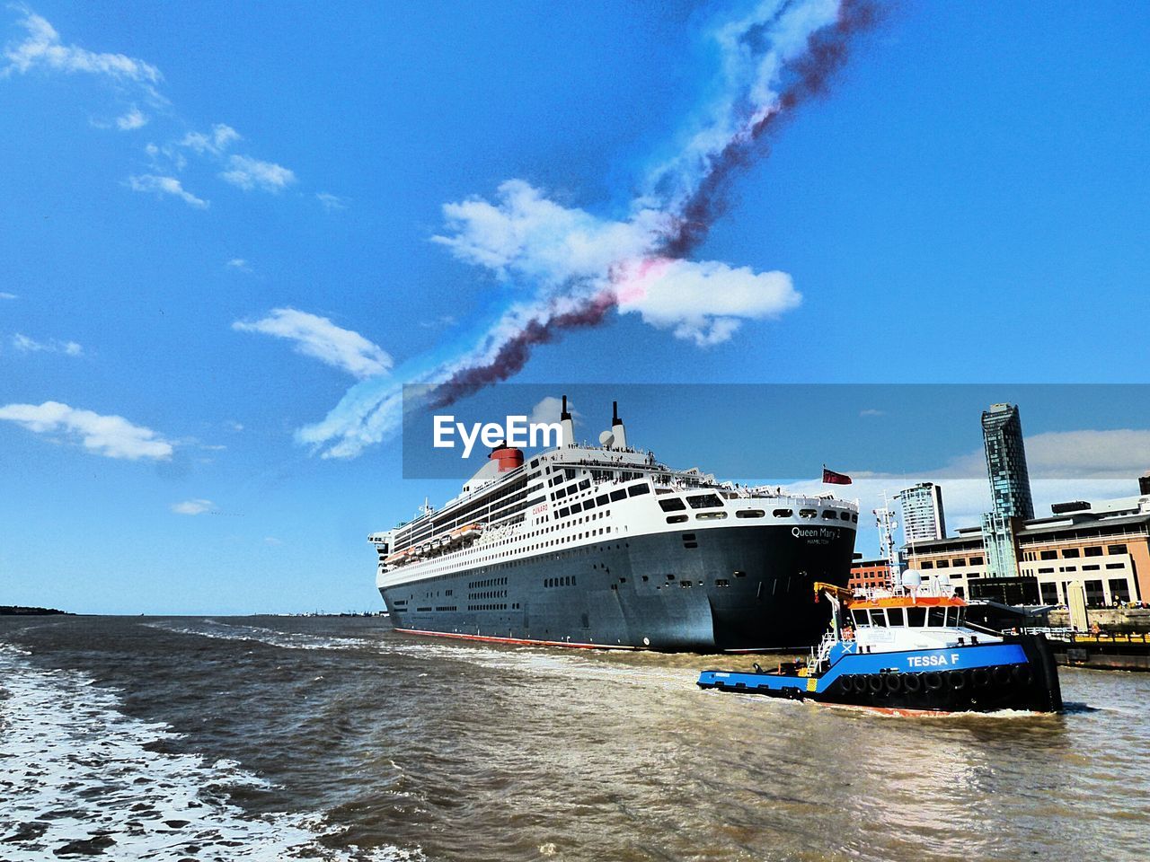 BOATS IN SEA AGAINST SKY