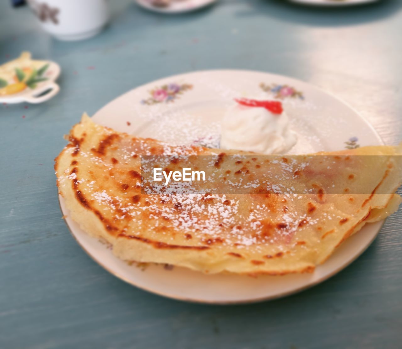 CLOSE-UP OF BREAD IN PLATE