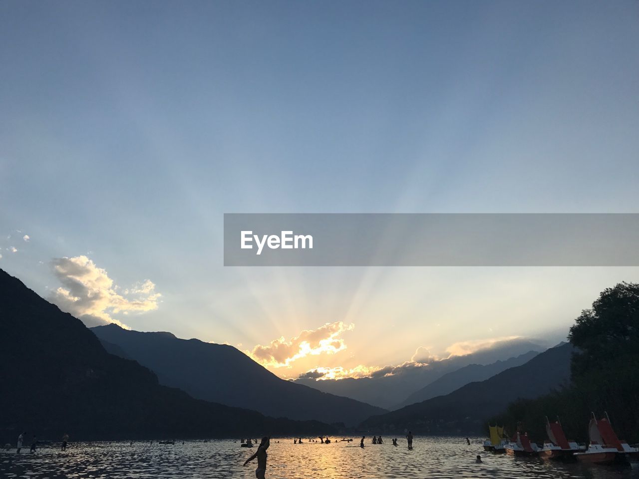 SCENIC VIEW OF SEA AND MOUNTAINS AGAINST SKY DURING SUNSET