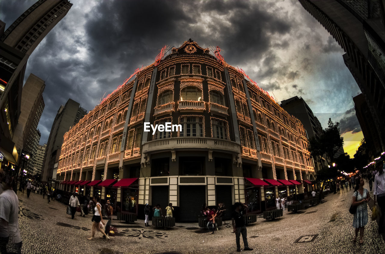 LOW ANGLE VIEW OF MODERN BUILDINGS AGAINST SKY