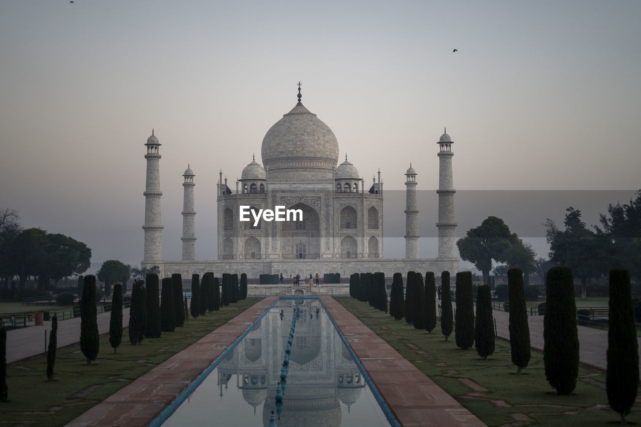 The taj mahal is an ivory-white marble mausoleum on the south bank of the yamuna river.