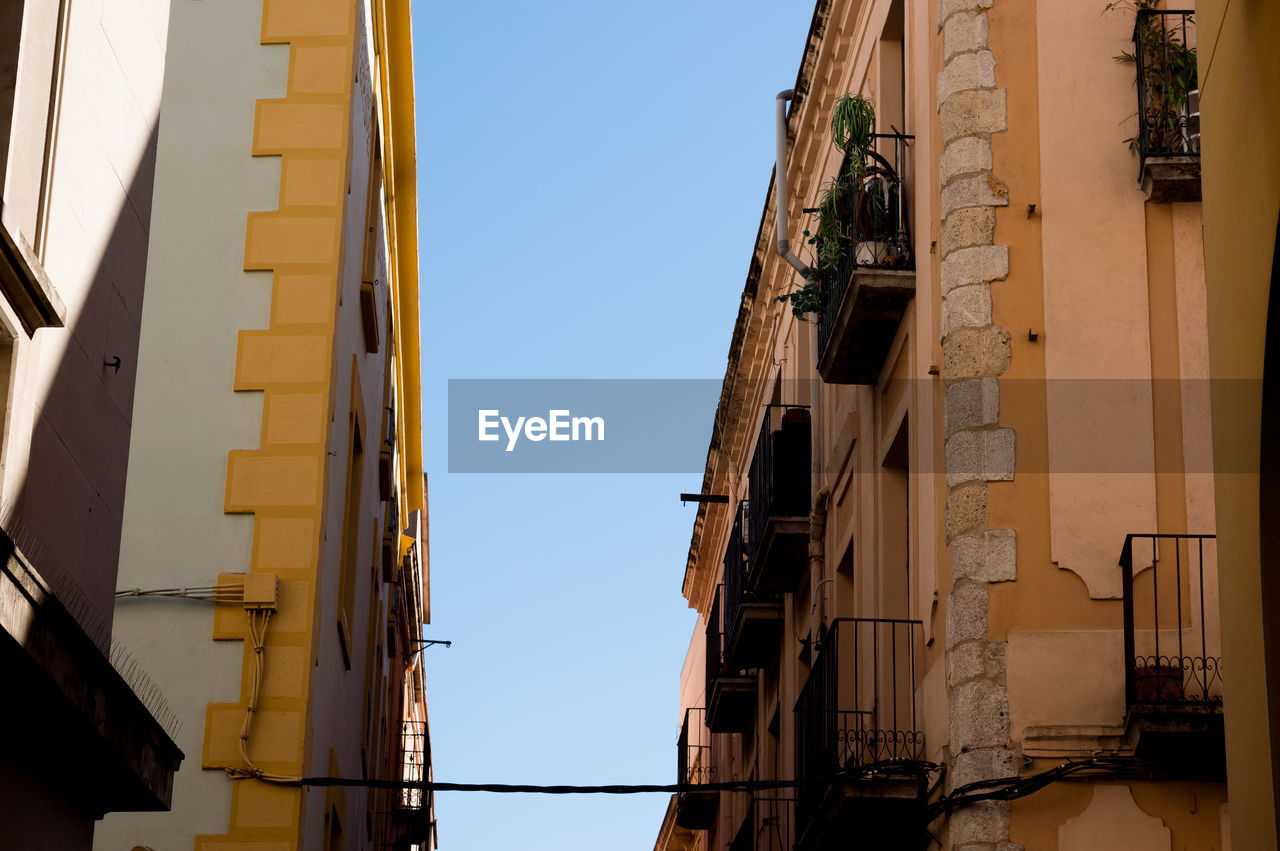 LOW ANGLE VIEW OF BUILDINGS AGAINST SKY