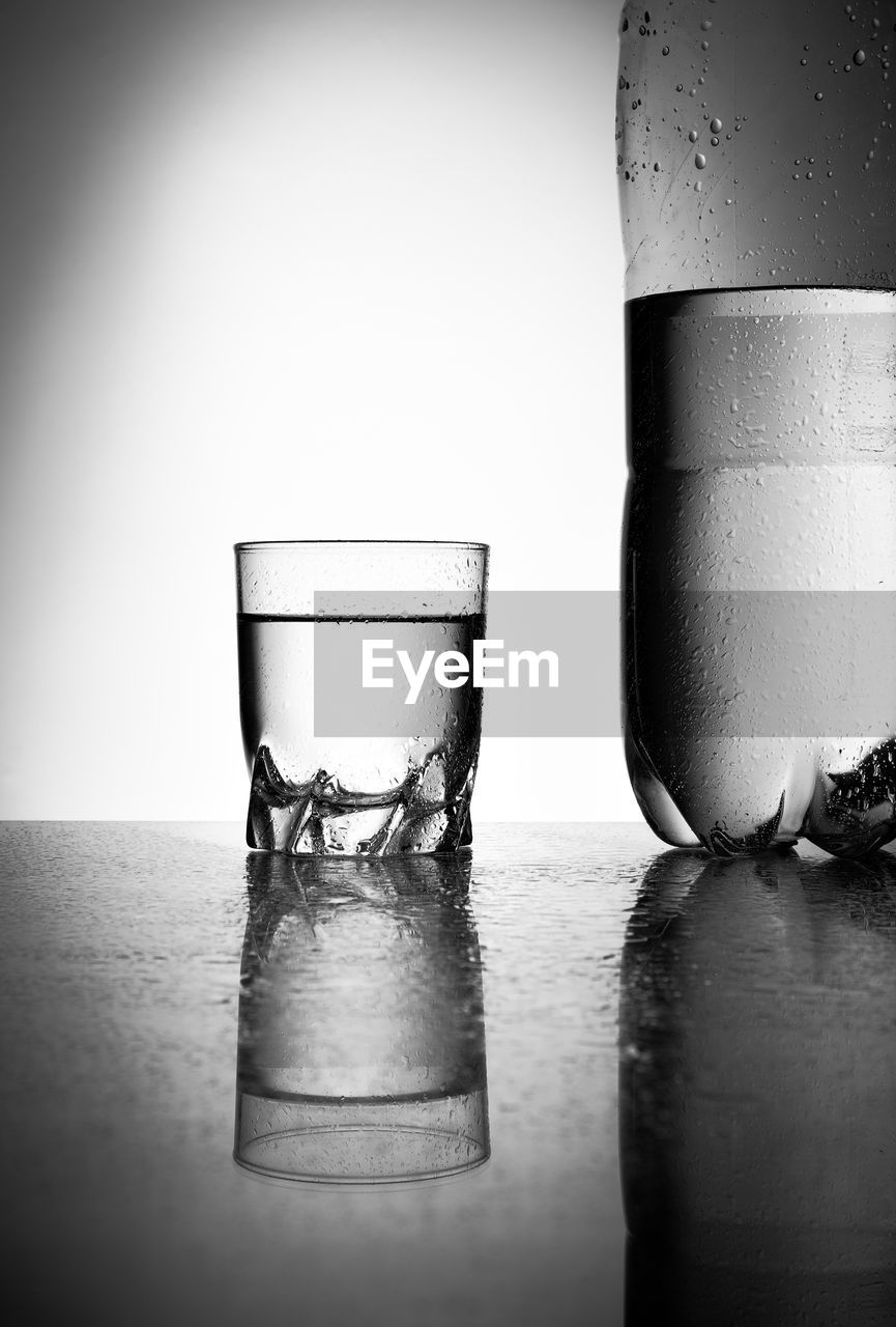 CLOSE-UP OF GLASS WITH WATER ON TABLE