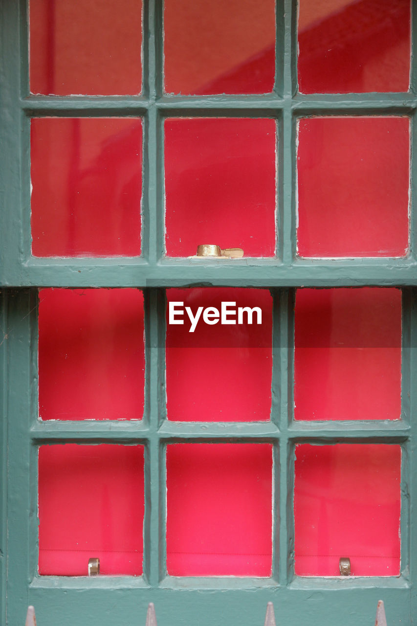 FULL FRAME SHOT OF WINDOW ON BUILDING