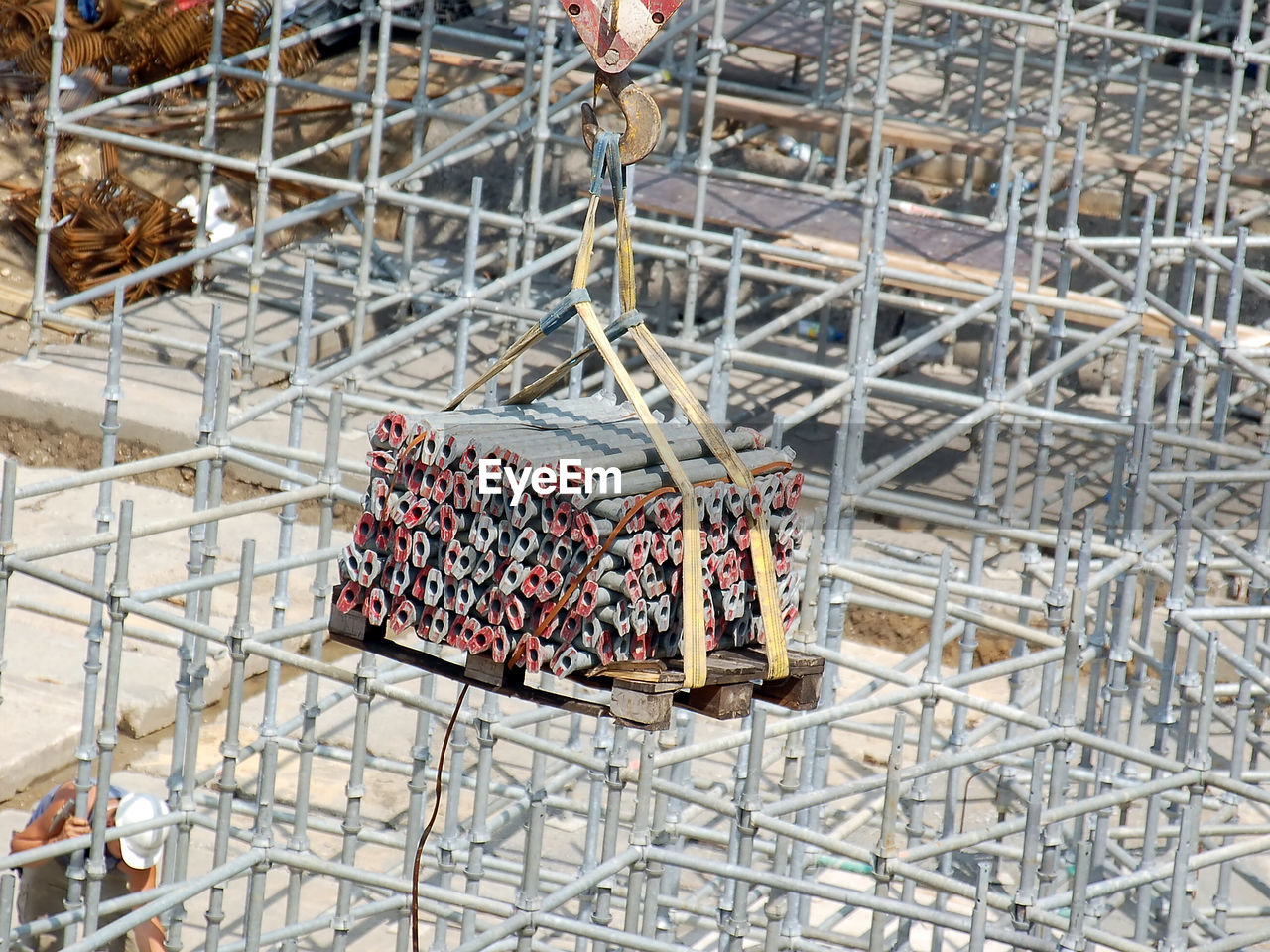 Scaffolding components transported by crane