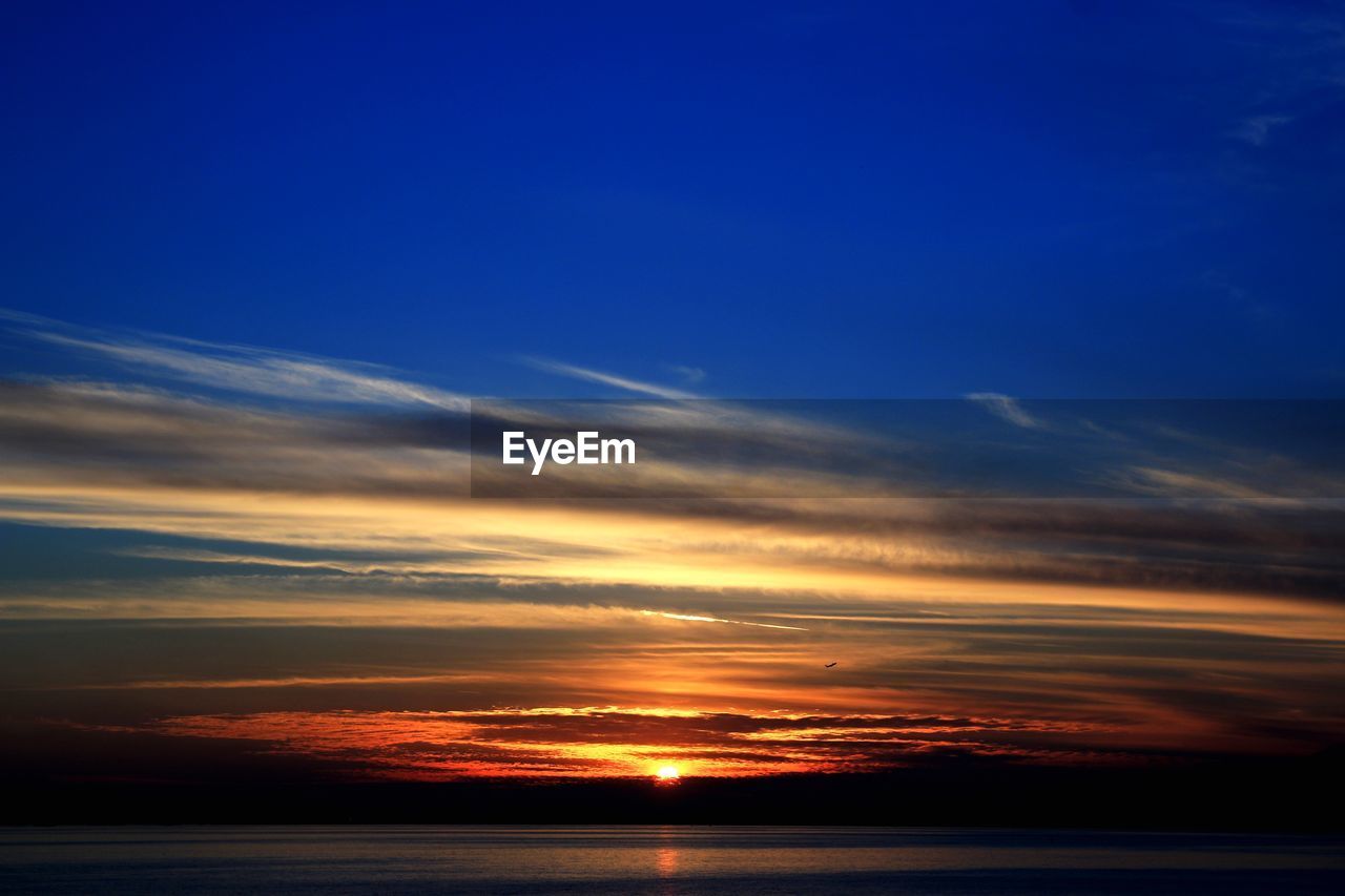 SCENIC VIEW OF SEA AGAINST SUNSET SKY