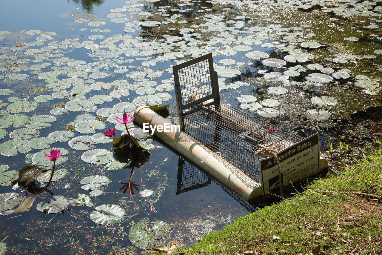 HIGH ANGLE VIEW OF BENCH ON LAKE