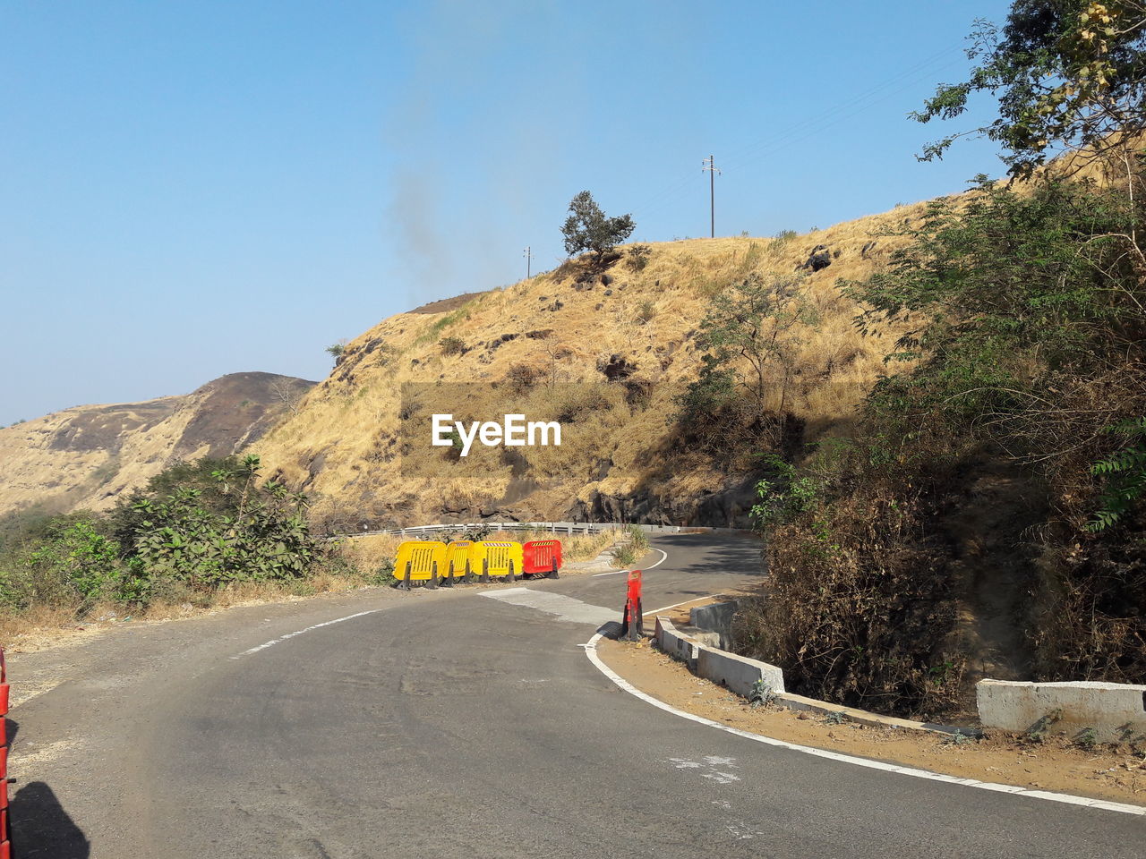 ROAD BY MOUNTAIN AGAINST CLEAR SKY