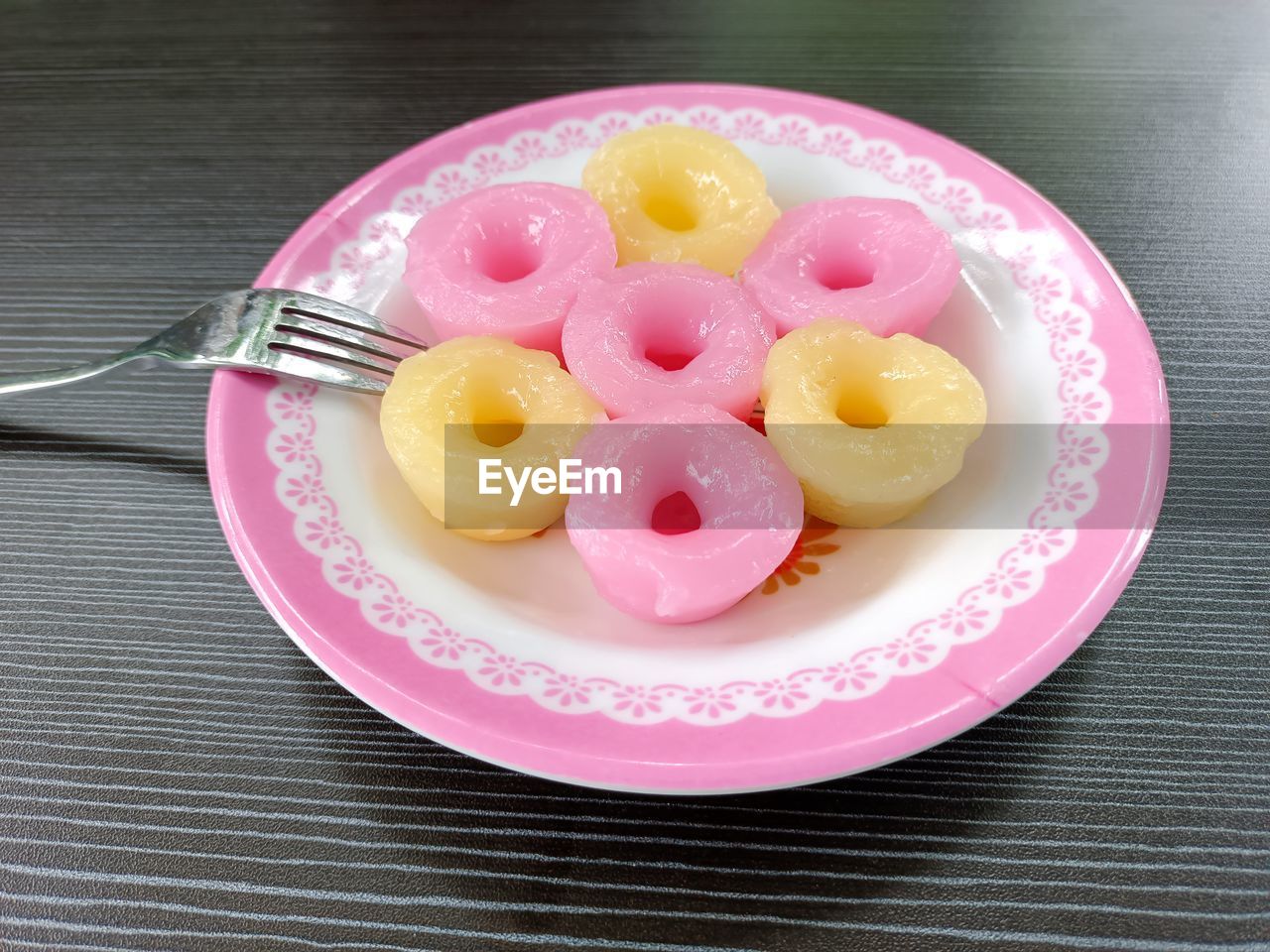 HIGH ANGLE VIEW OF ICE CREAM IN PLATE