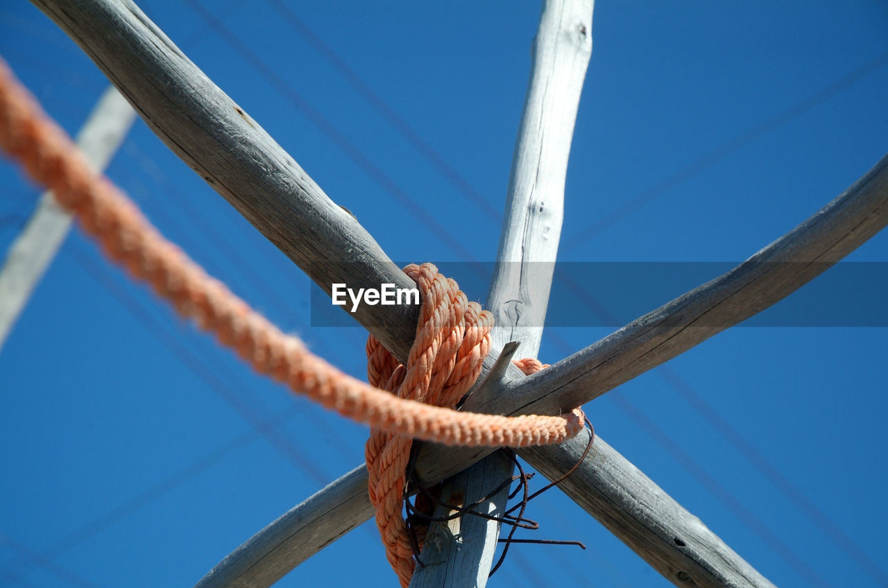 LOW ANGLE VIEW OF ROPE TIED ON POLE