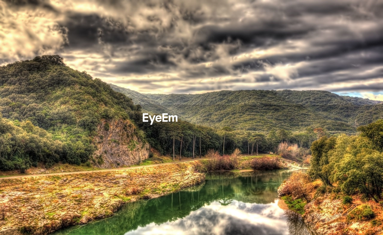 SCENIC VIEW OF RIVER AGAINST SKY