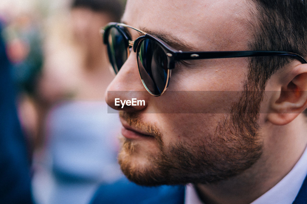 CLOSE-UP PORTRAIT OF MID ADULT MAN IN SUNGLASSES