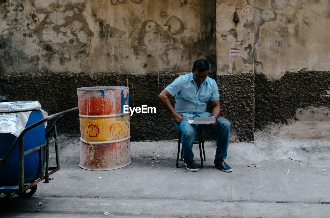 FULL LENGTH OF MAN SITTING IN WALL