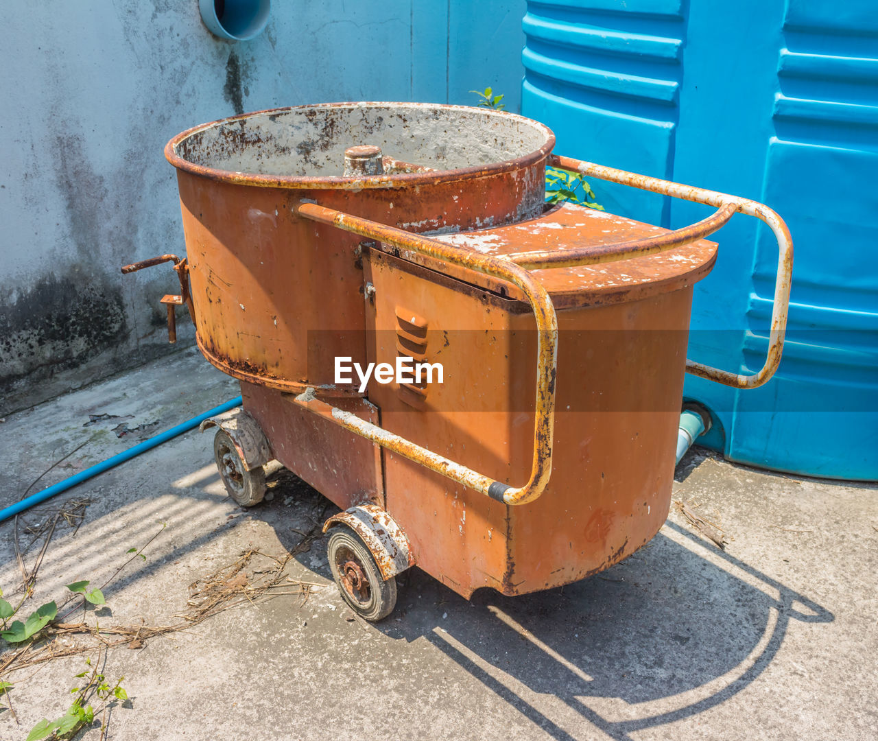 HIGH ANGLE VIEW OF RUSTY BICYCLE ON FOOTPATH