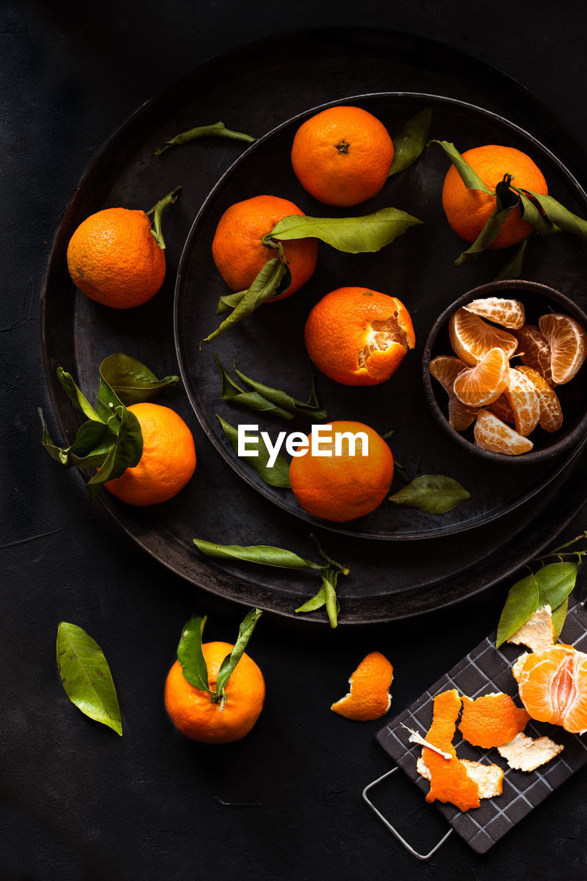 HIGH ANGLE VIEW OF ORANGE FRUITS IN BOWL ON TABLE