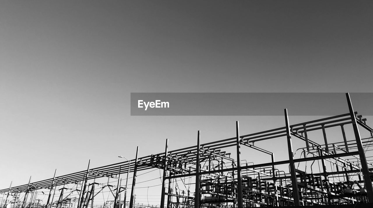 LOW ANGLE VIEW OF CRANE AGAINST SKY