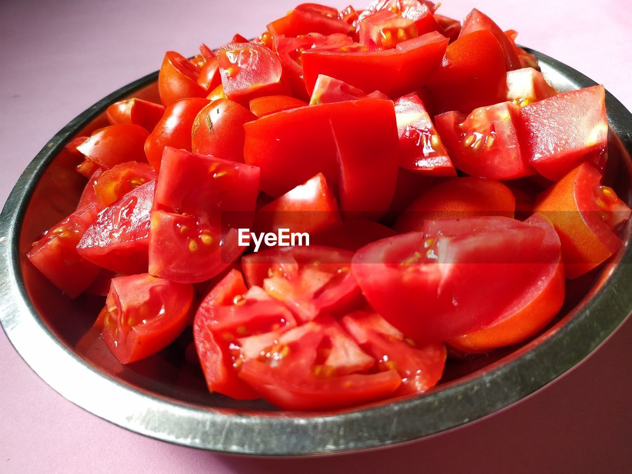 HIGH ANGLE VIEW OF STRAWBERRIES IN BOWL