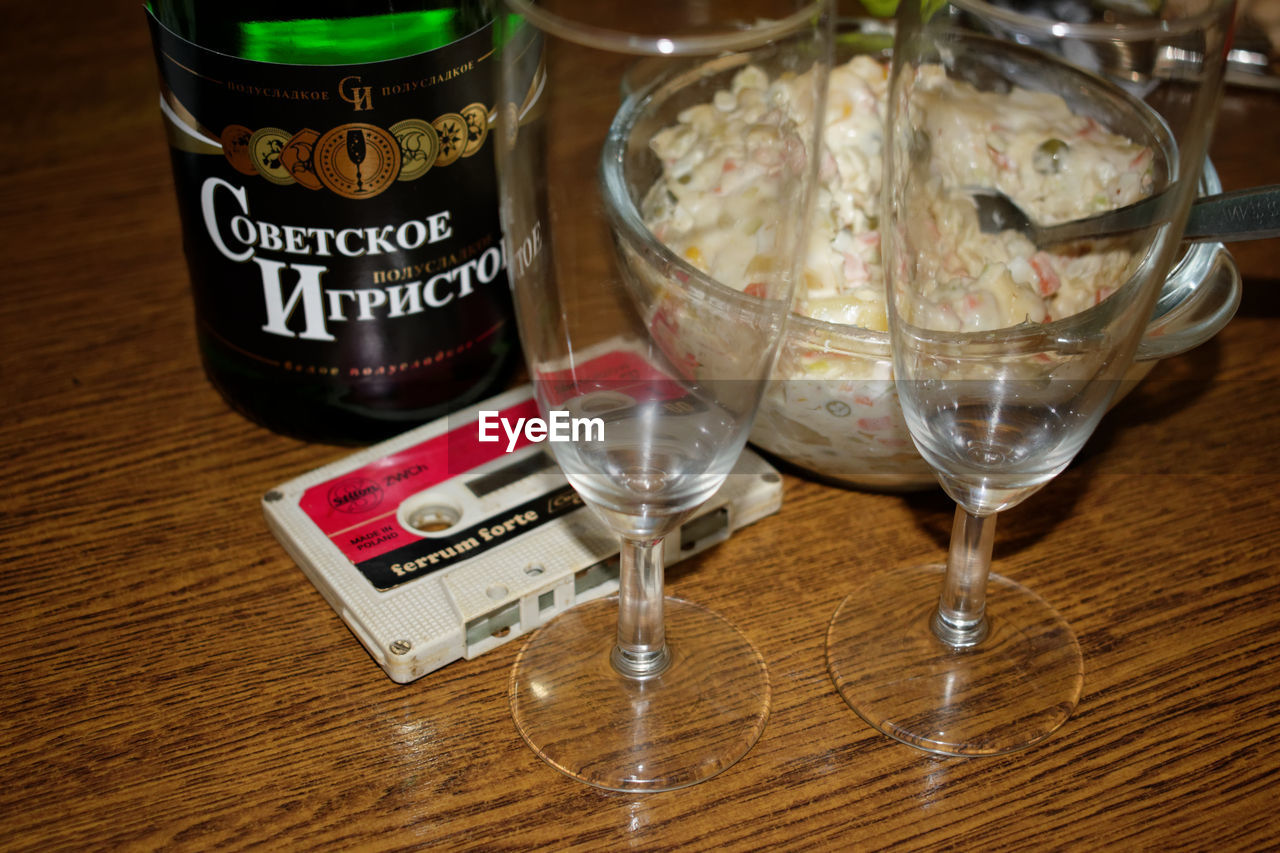 CLOSE-UP OF WINE ON TABLE