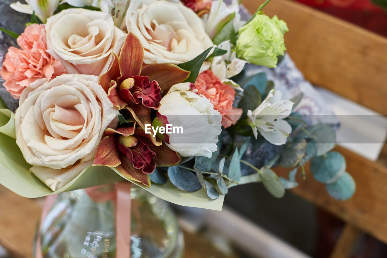 CLOSE-UP OF BOUQUET OF ROSES