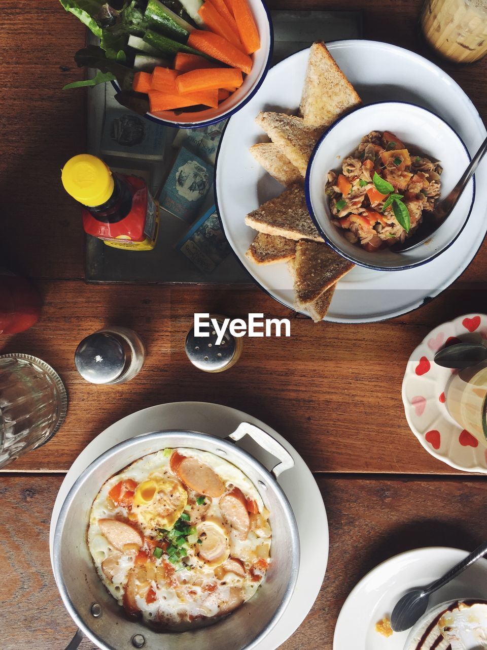 HIGH ANGLE VIEW OF FOOD SERVED IN BOWL