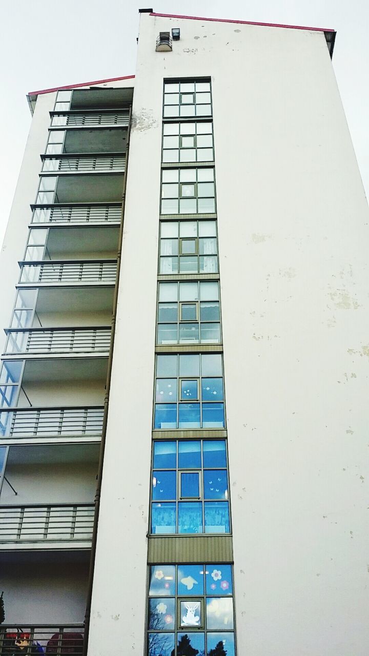 LOW ANGLE VIEW OF MODERN BUILDING