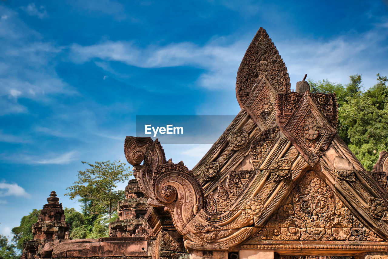 Banteay srei or banteay srey temple site in angkor wat, it is dedicated to the hindu god shiva