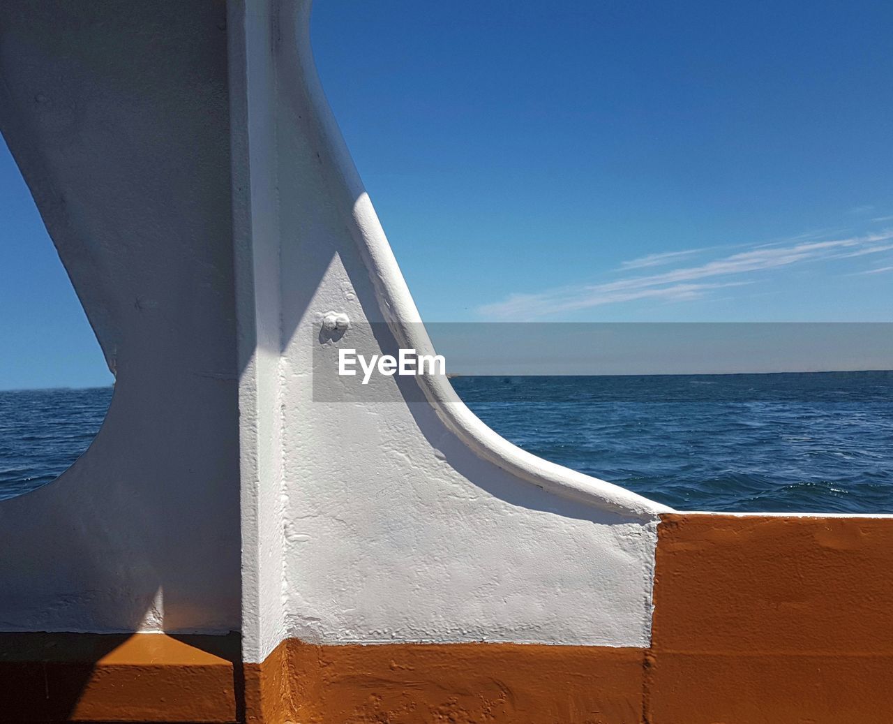 SAILBOAT IN SEA AGAINST SKY