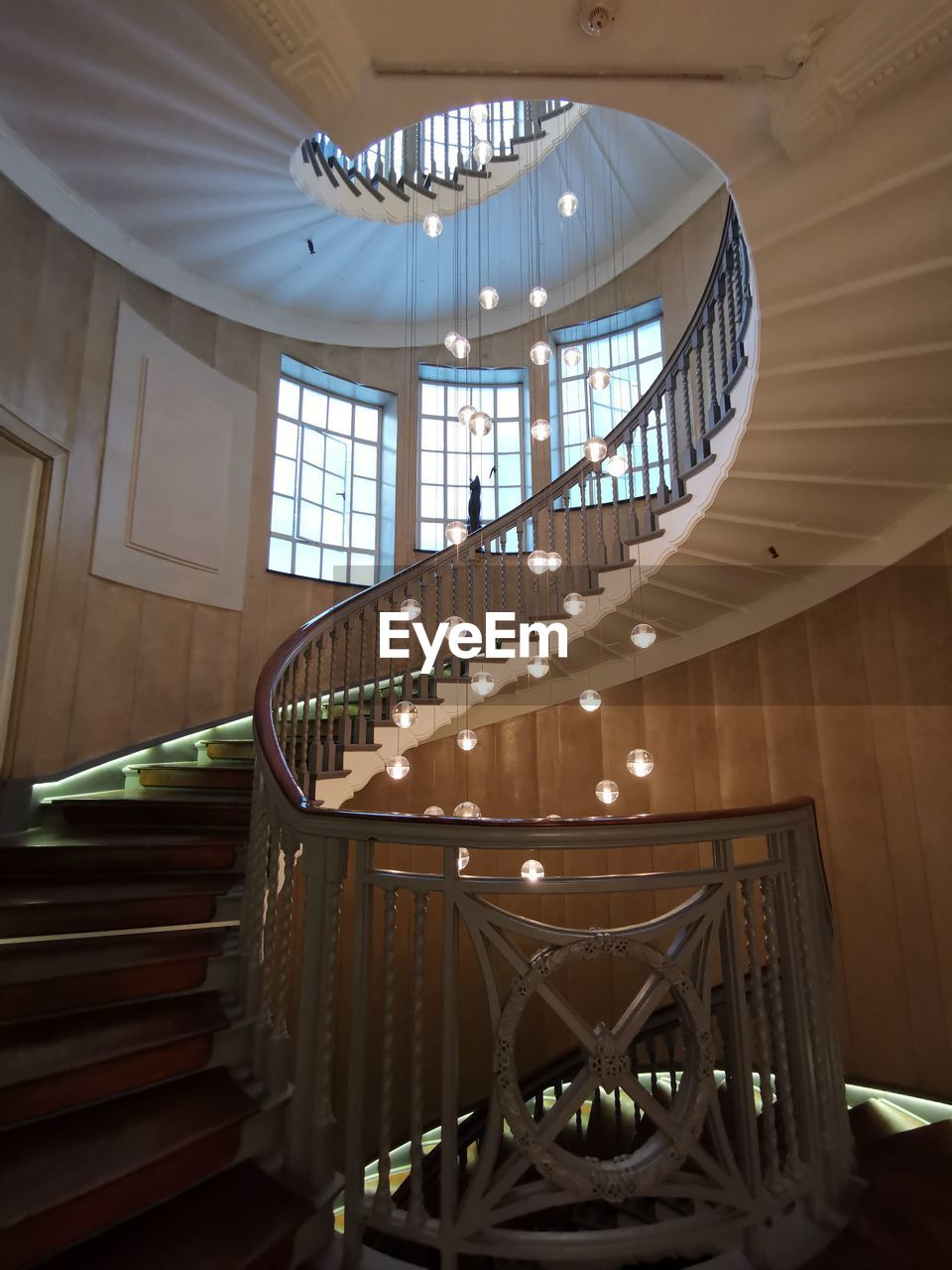 LOW ANGLE VIEW OF EMPTY STAIRCASE