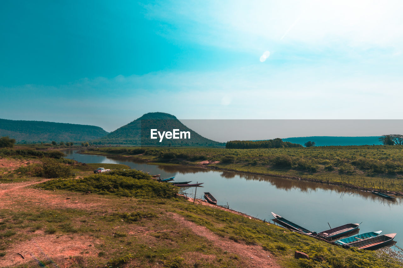 SCENIC VIEW OF LAKE BY MOUNTAIN AGAINST SKY