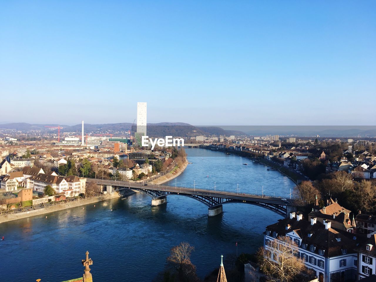 HIGH ANGLE VIEW OF BRIDGE OVER RIVER