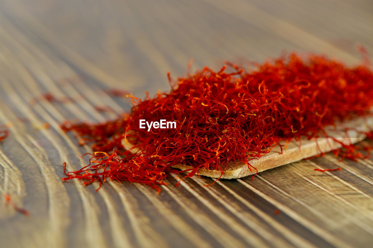 CLOSE-UP OF ORANGE ON TABLE