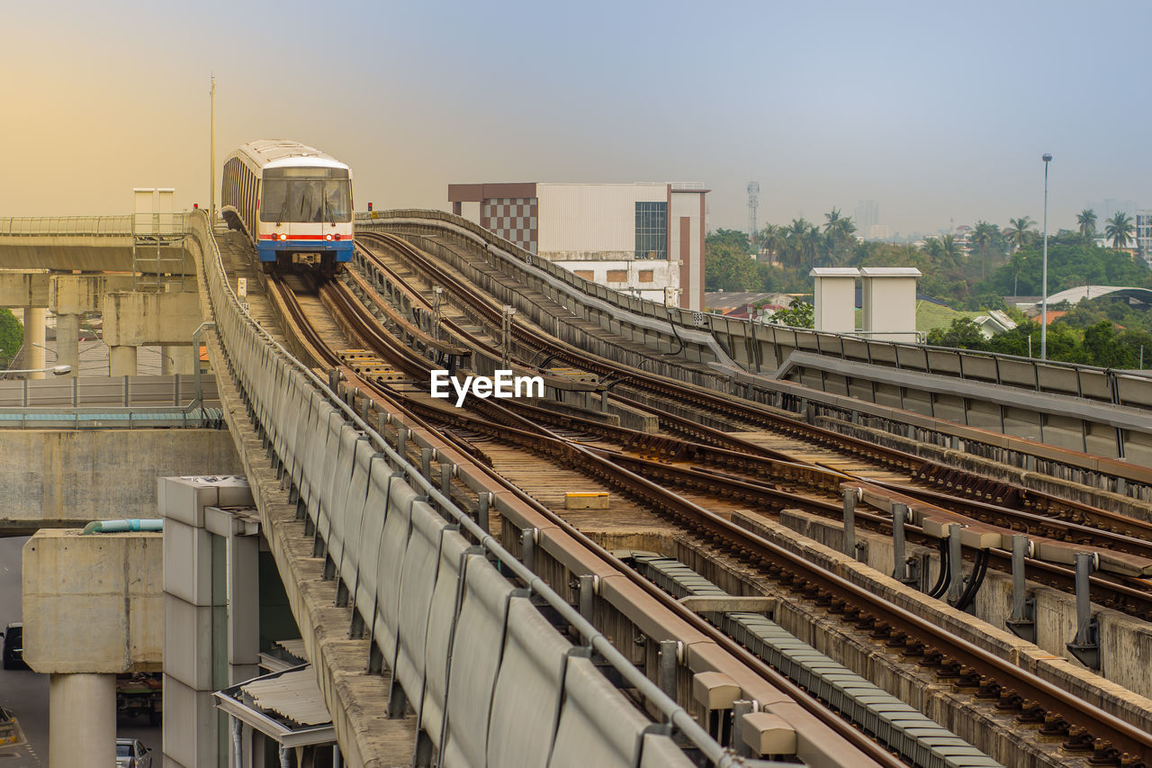 HIGH ANGLE VIEW OF TRAIN AT RAILROAD STATION PLATFORM