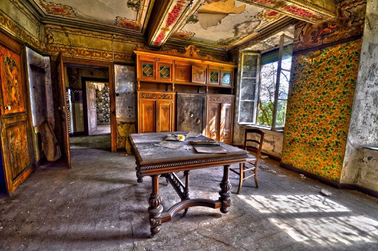 INTERIOR OF OLD ABANDONED BUILDING