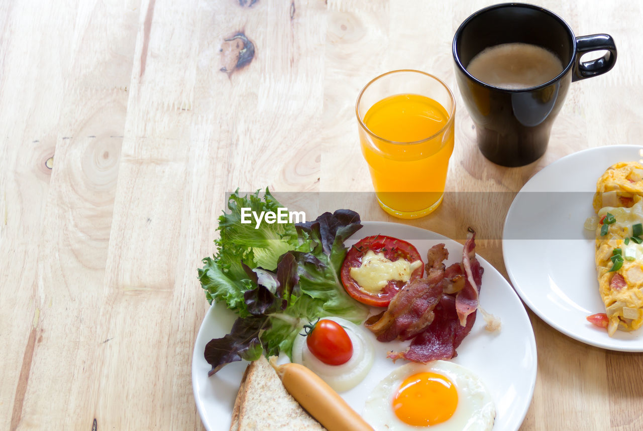 HIGH ANGLE VIEW OF BREAKFAST SERVED IN PLATE