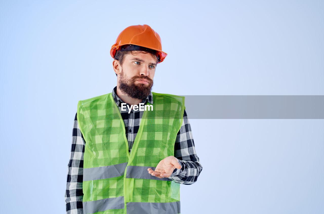 FULL LENGTH OF MAN WEARING HAT AGAINST SKY