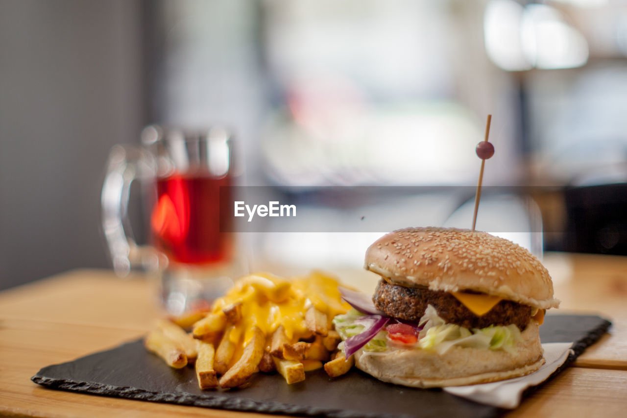 CLOSE-UP OF BURGER ON TRAY