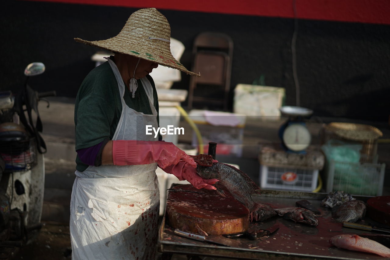 GROUP OF PEOPLE IN MARKET STALL