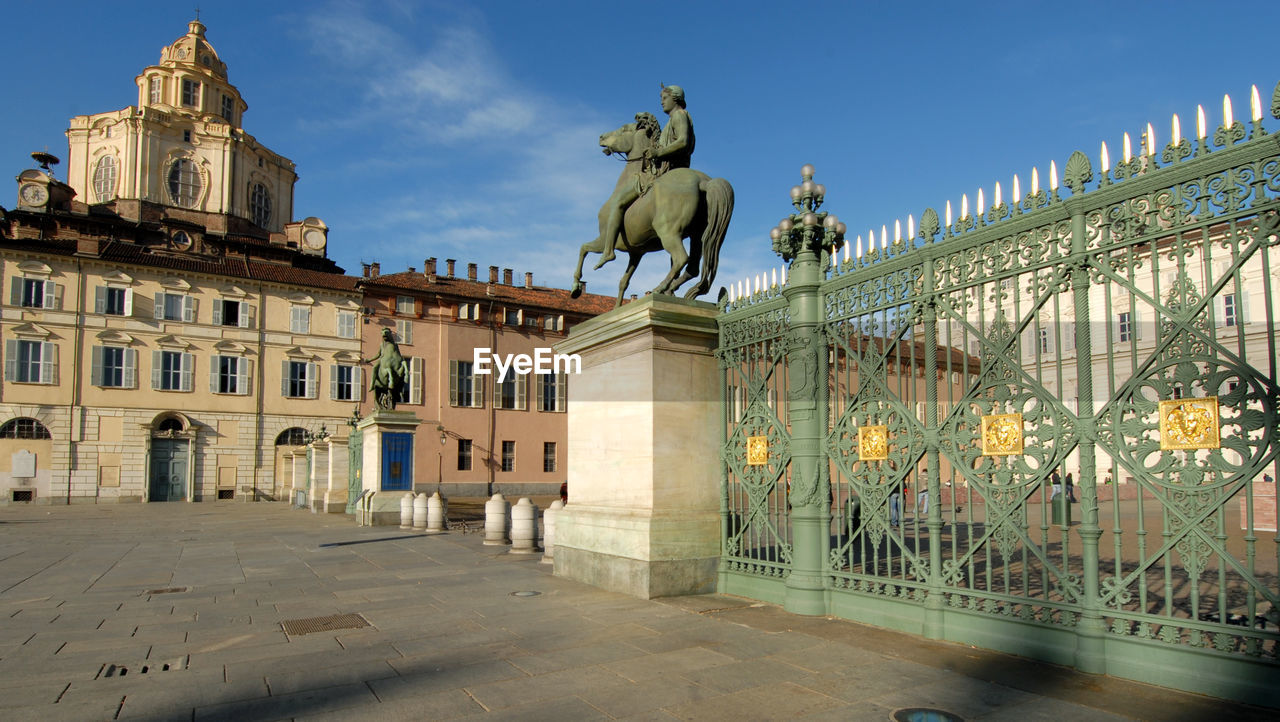 Statue of historic building against sky in city