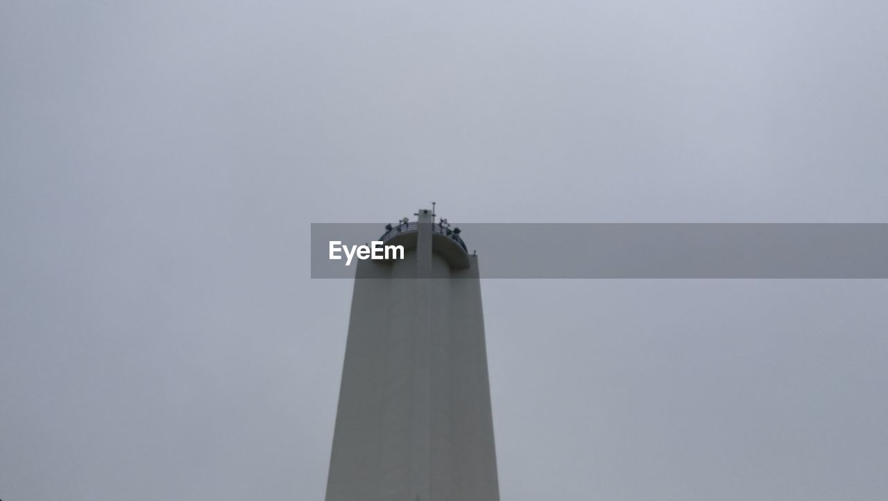 LOW ANGLE VIEW OF HORSE AGAINST BUILT STRUCTURE