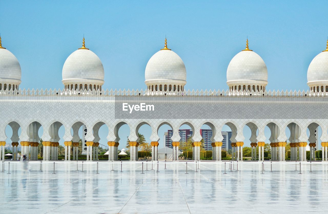 Courtyard of sheikh zayed mosque in abu dhabi