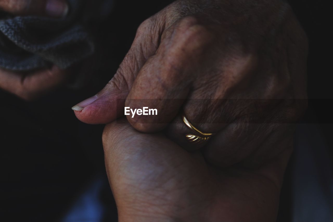 CLOSE-UP OF MAN HANDS ON FINGER