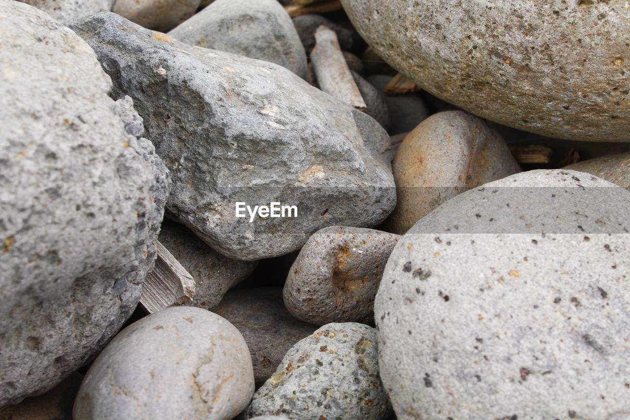 FULL FRAME SHOT OF STONES