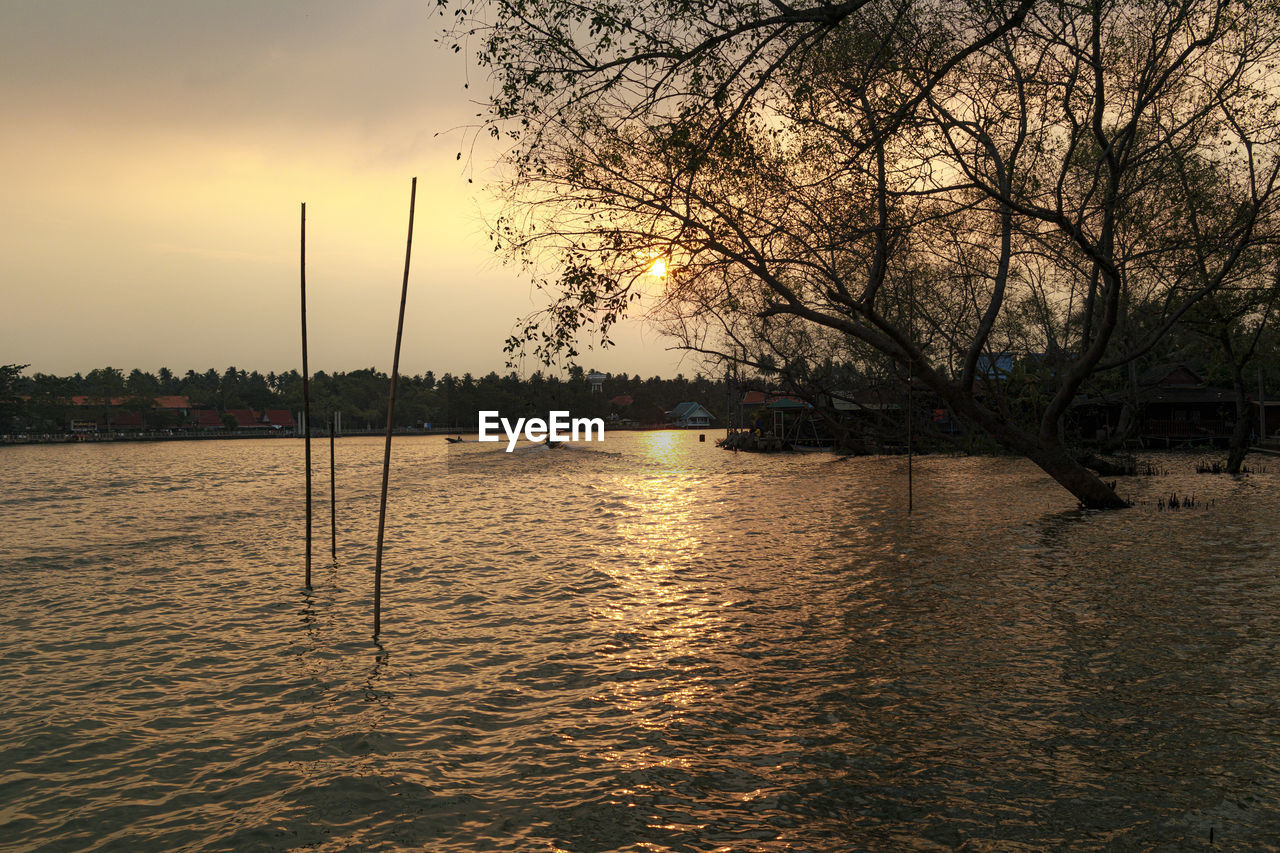 SCENIC VIEW OF LAKE AT SUNSET