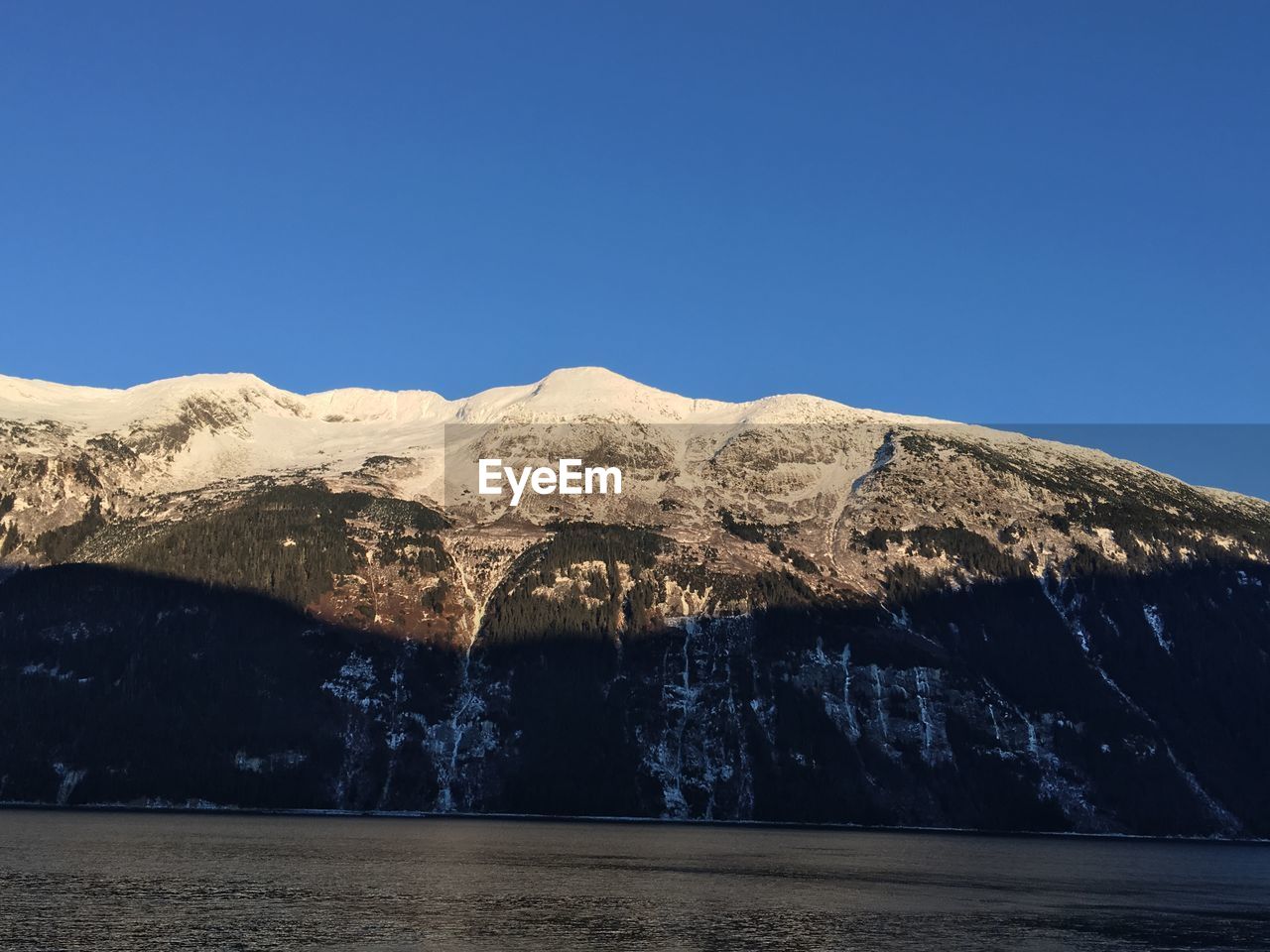 SCENIC VIEW OF SNOWCAPPED MOUNTAIN AGAINST CLEAR BLUE SKY