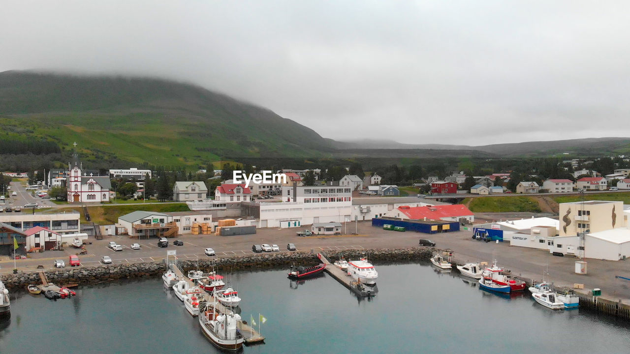 HIGH ANGLE VIEW OF HARBOR IN CITY