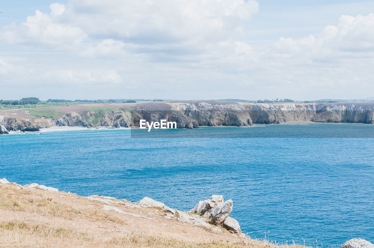 SCENIC VIEW OF SEA AND ROCK FORMATION AGAINST SKY