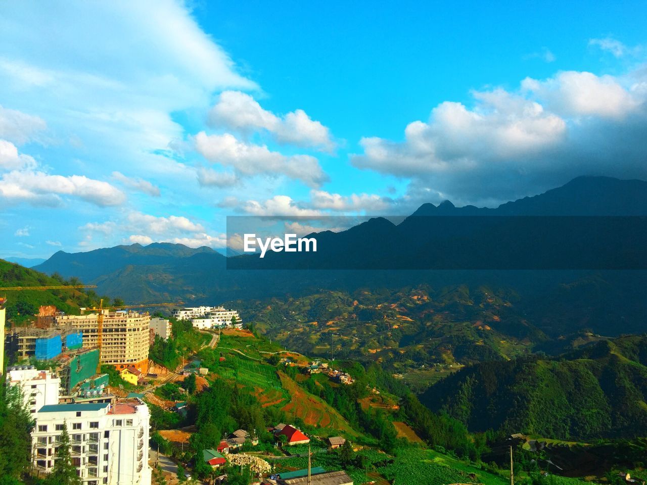 AERIAL VIEW OF TOWNSCAPE AGAINST SKY