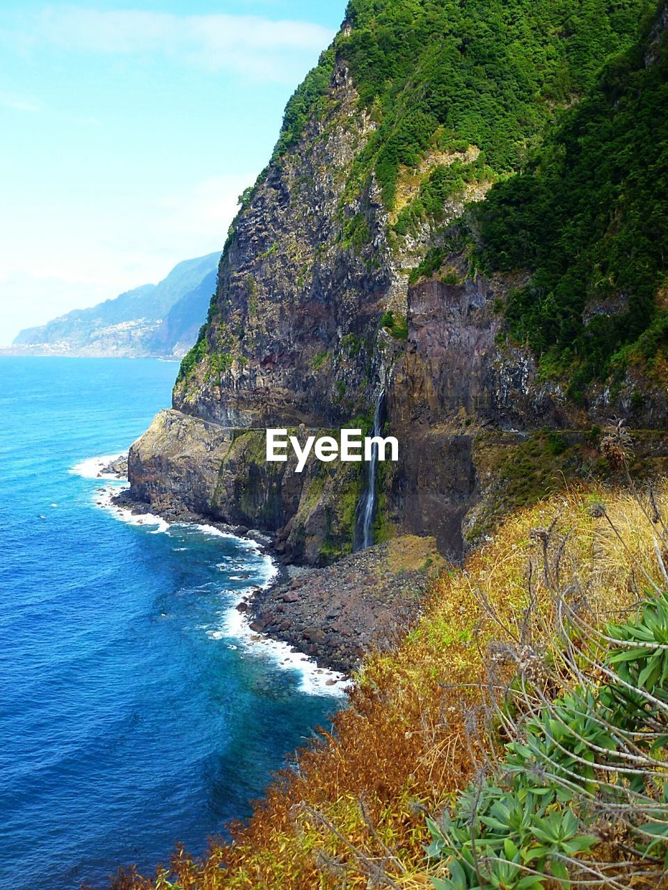 SCENIC VIEW OF SEA AND MOUNTAINS AGAINST SKY