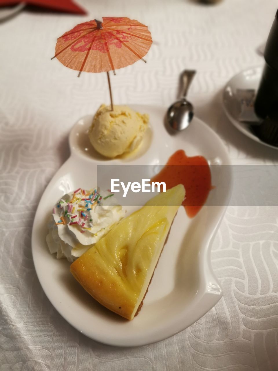 HIGH ANGLE VIEW OF DESSERT IN PLATE