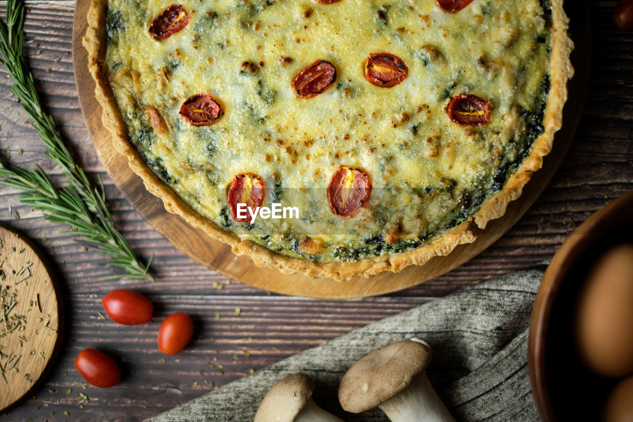 DIRECTLY ABOVE SHOT OF PIZZA IN PLATE ON TABLE